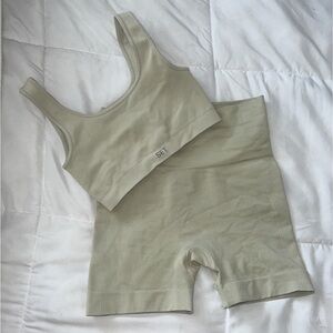 Set active sculptflex sports bra and biker shorts set in oatmeal size XS